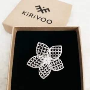 Kierrätettyä sterlinghopeaa oleva FLOWER-rintakoru