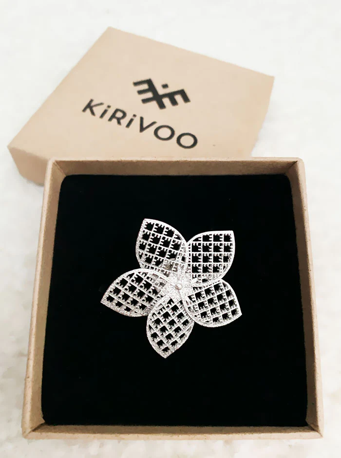 Kierrätettyä sterlinghopeaa oleva FLOWER-rintakoru